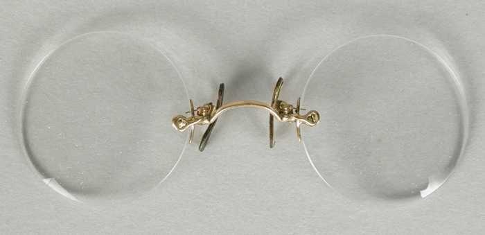 Knijpbril of pince-nez, ronde glazen op sterkte, zonder montuur, kleine goudkleurige metalen brug…