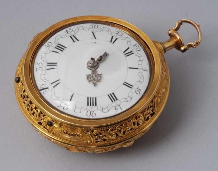 Zakhorloge met gouden ajour buitenkast, ajour binnenkast met ingezette binnenschelp en stofkast op…