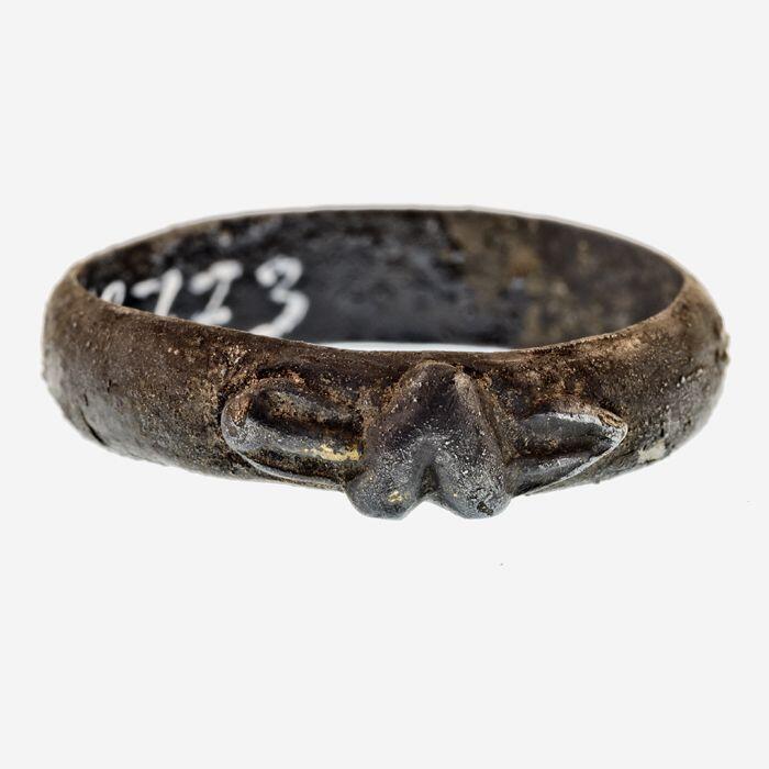 Ring, waarop doorboord hart