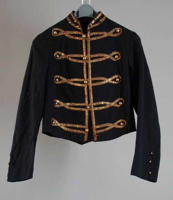 Blauw kostuum met militaire versieringen voor historische optocht 1913