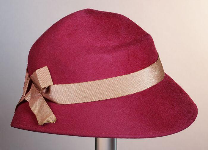 Ronde cloche, rood vilt met oranje zijde lint met strik achter