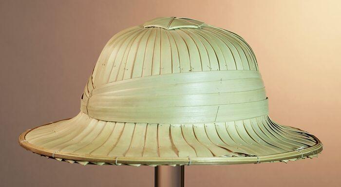 Tropenhelm, basis van gevlochten vezel waarover straalsgewijs vanaf de top elkaar overlappende…