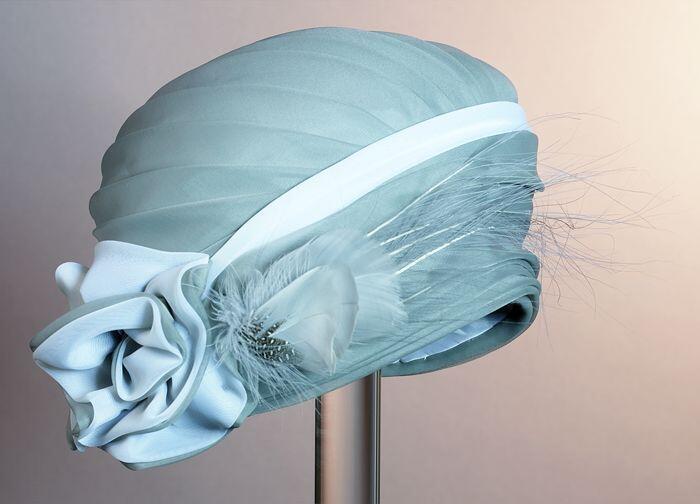 Ronde dameshoed, turban, wit en grijsgroen geplooid nylonmet garnering van grijsgroen en witte…