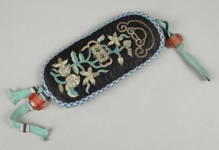 Brillenkoker, etui van donkerblauw zijde met kleurig zijdeorduursel, goud- en zilverorduursel en…