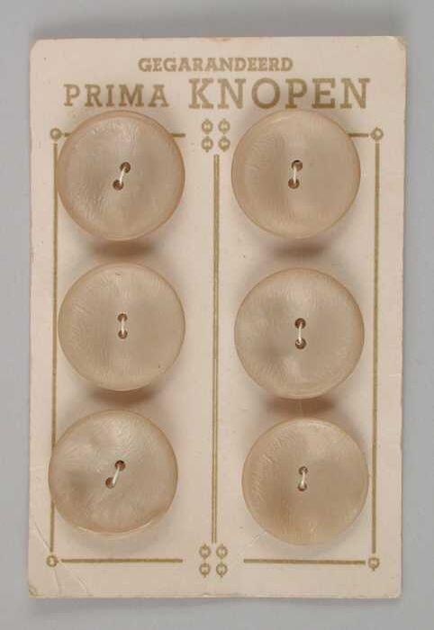 Knopenkaart, karton met 6 ronde beige knopen, "Prima Knopen"