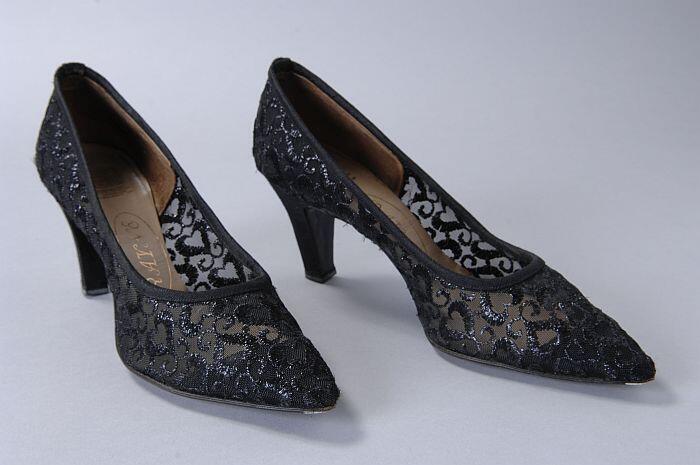 Zwarte pumps van kunststofgaas met geborduurde hartjes