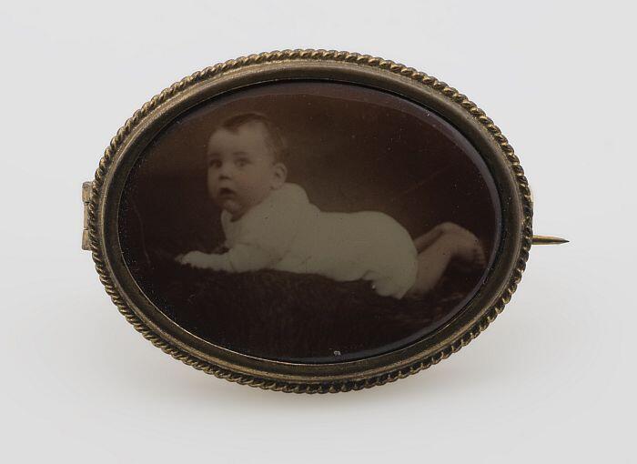 Broche met babyfoto J.D. Mulder
