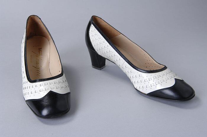 Pumps van wit en zwart leer, witte gedeelte gevlochten, klein hakje