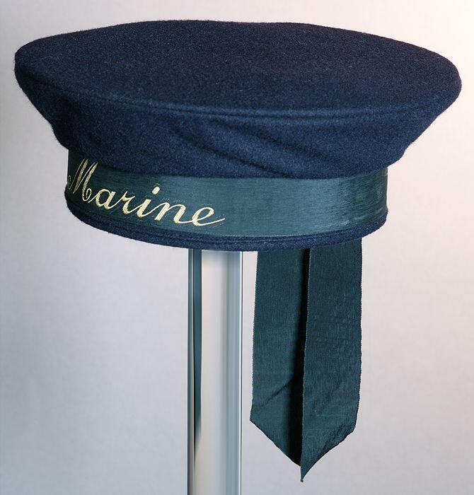 Ronde, donkerblauwe jongensbaret, met "MARINE" en twee afhangende linten