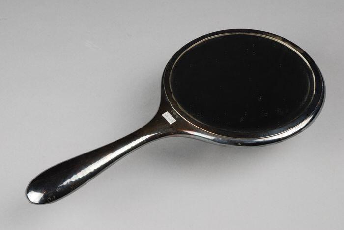 Ronde verzilverde handspiegel, behorend bij driedelig kapstel