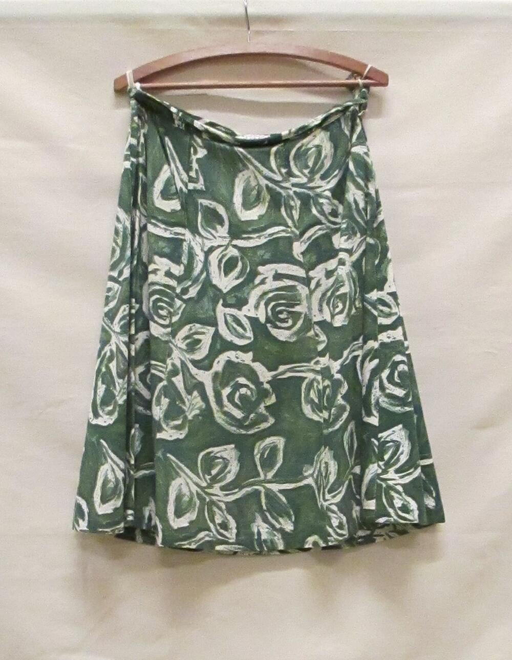 Rok, van wit katoen bedrukt in groen met bloemmotief, abstract rozenmotief