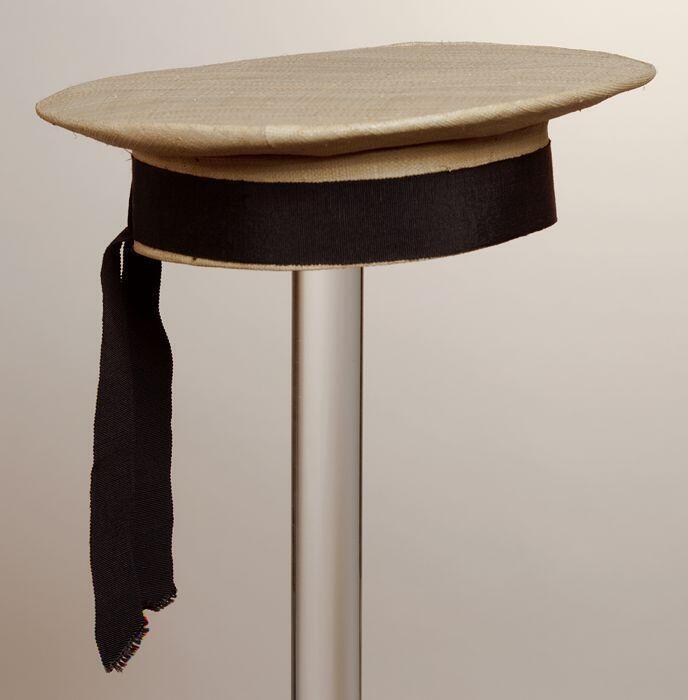 Baret van naturelkleurig raffia met zwart ribslint om de rand, matrozenpet