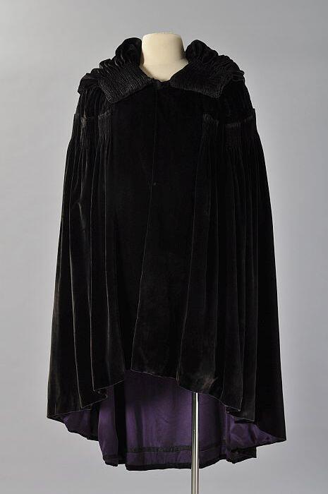 Avondcape, zwart fluweel met paarse chiffon voering