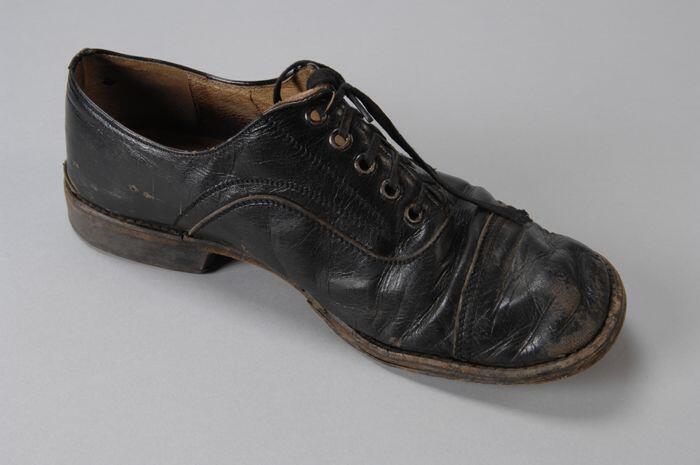 Half paar zwarte schoenen: linkerschoen, afkomstig uit schoenmakerij Koster