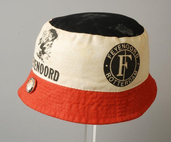 Supporterspet Feijenoord met bijbehorend speldje