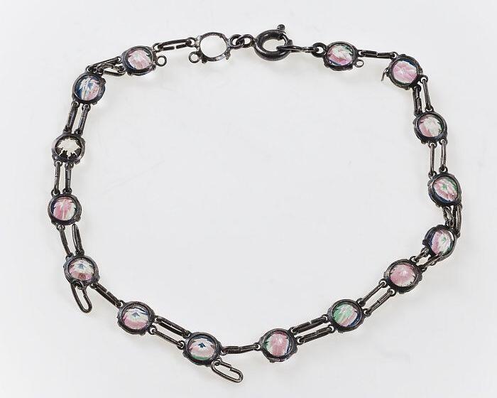 zilverkleurig schakelarmbandje met veelkleurige glazen steentjes