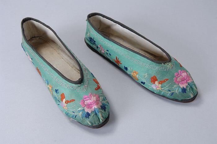 Chinese platte schoenen van groene zijdegeborduurd met veelkleurige bloemmotieven