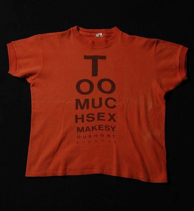 Oranje T-shirt met opschrift voorzijde"too much sex makes you short sighted"