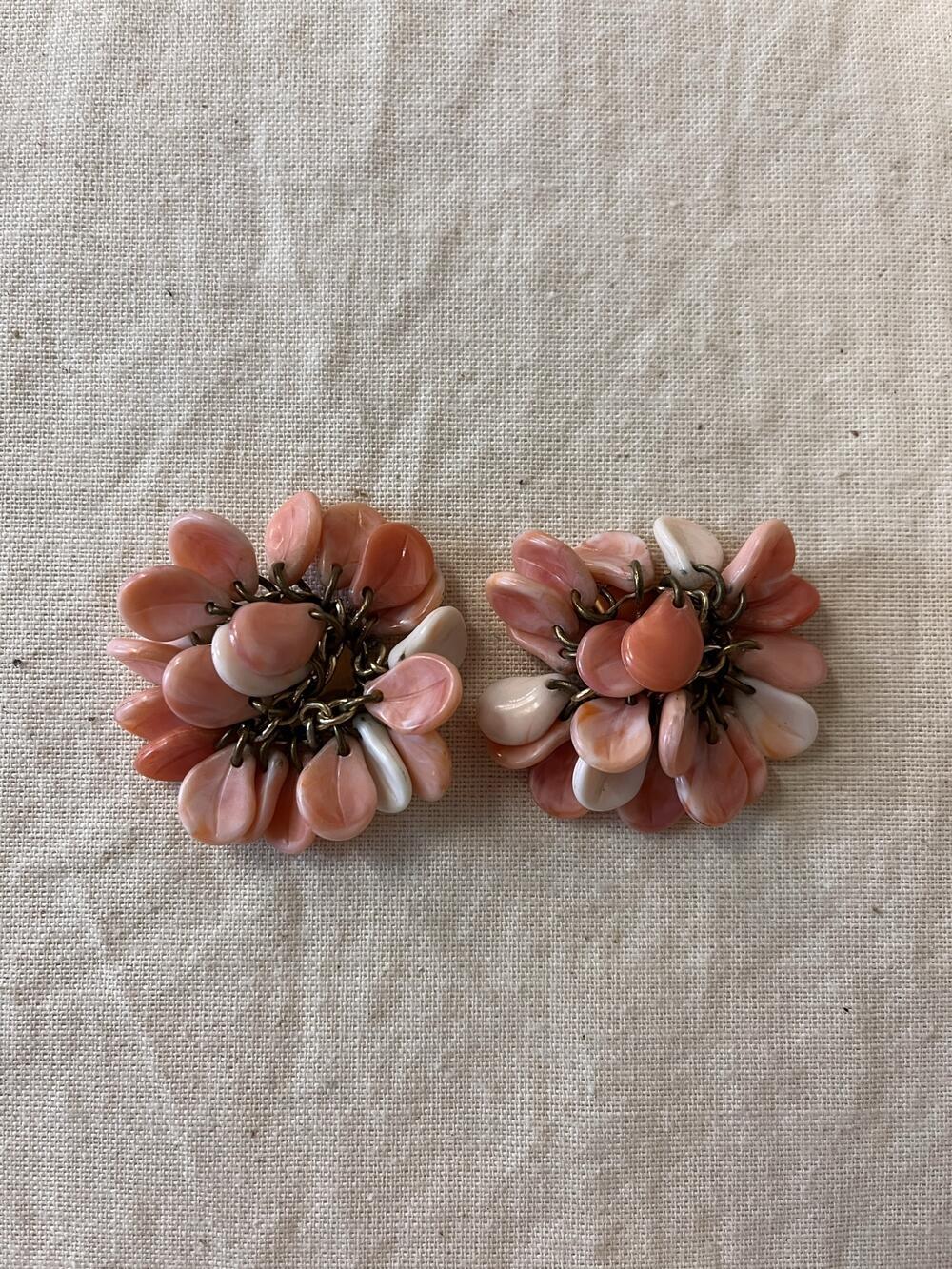 Oorclips, zalmroze 'blaadjes'