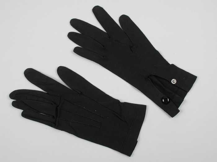 Paar korte herenhandschoenen van zwart tricot katoen drukknoopsluiting op de pols, rouwkleding?
