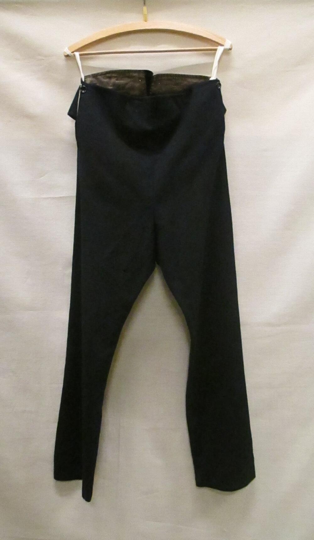 Broek van schuttersuniform, donkerblauw laken met witte biezen, behorende bij jas