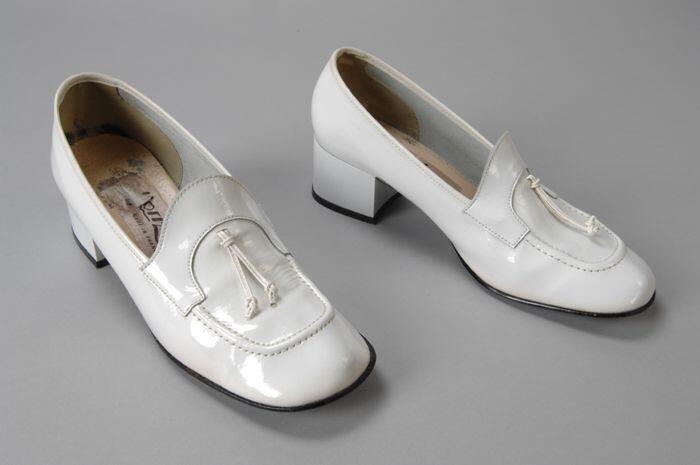 Paar pumps van wit lakleer met zwarte zool