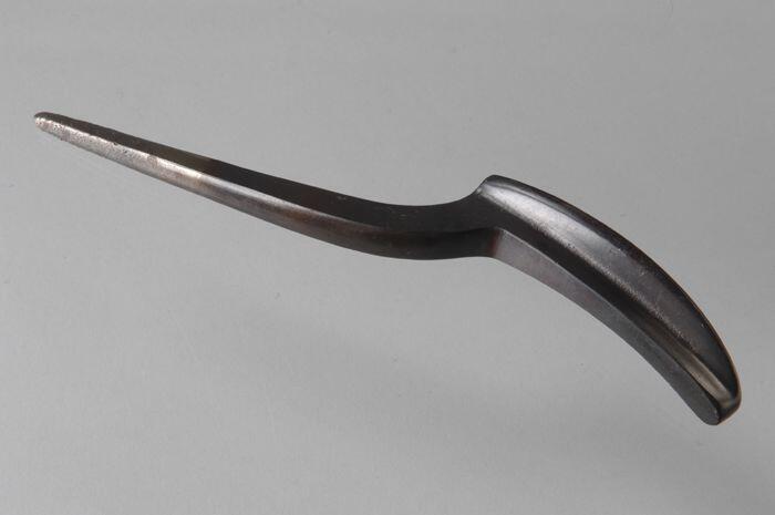 Metalen hoedenrandstrijkijzer met een smalle rondlopende voet