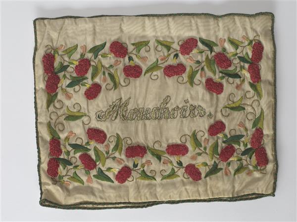 Zakdoekensachet van gemoireerde crèmekleurige ripszijde, aan de voorzijde geborduurd met…