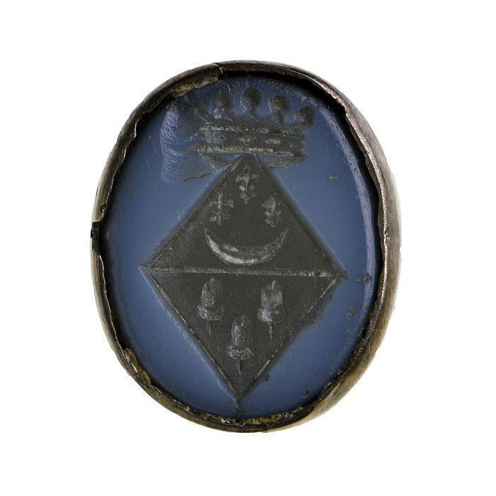 Zegel van ring met familiewapen Hommema, blauw en zwart materiaal in zilveren zettin