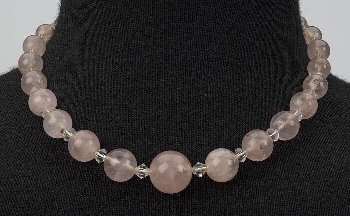 ketting met rondgeslepen rozenkwarts en facetgeslepen glazen kralen, metalen slot