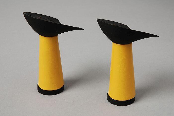 Etalagemateriaal, twee gele hakken voor etalage Corbeau