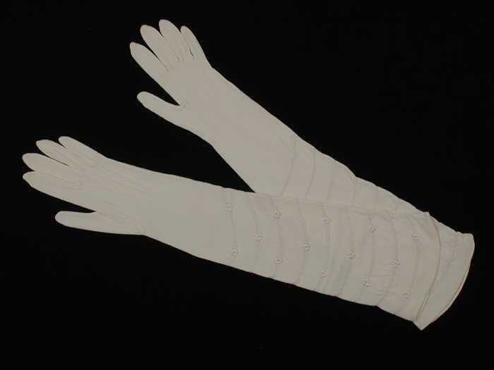 Paar ellebooglange avondhandschoenen van crèmekleurig nylon(?) tricot met elastiek en geborduurde…