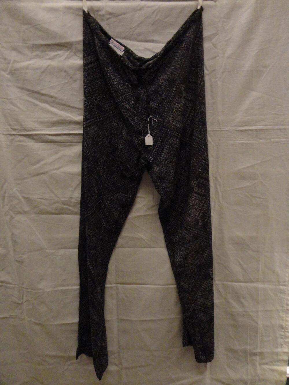 Lange broek van dunne crêpezijde bedrukt met zwart/witte geometrische motieven