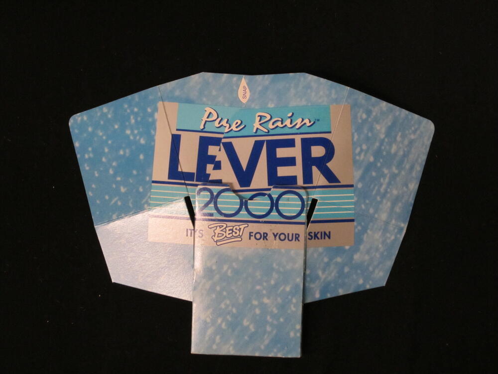 Reclamewaaier 'Lever 2000', kartonnen model in geometrisch ontwerp, lichtblauw/wit fond met in het…