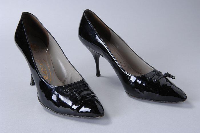Zwarte lakleren pumps met veterversiering, hoge naaldhak en zeer spitse neus
