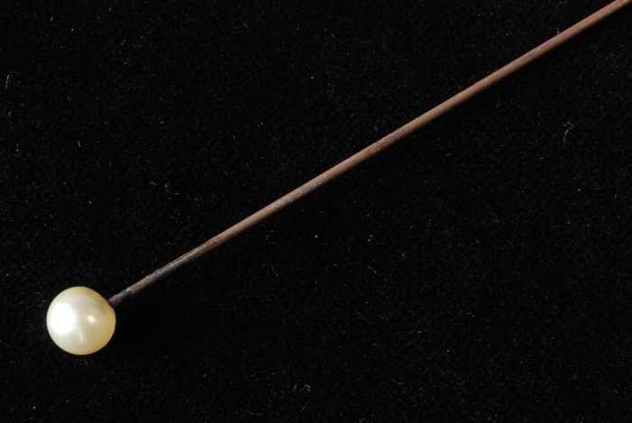 Hoedenspeld, metalen pen met scherpe punt, klein bol knopje met imitatie parelmoer