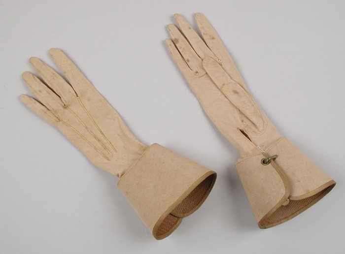 Paar korte dameshandschoenen van dun beige tricot katoen met verharde manchetten