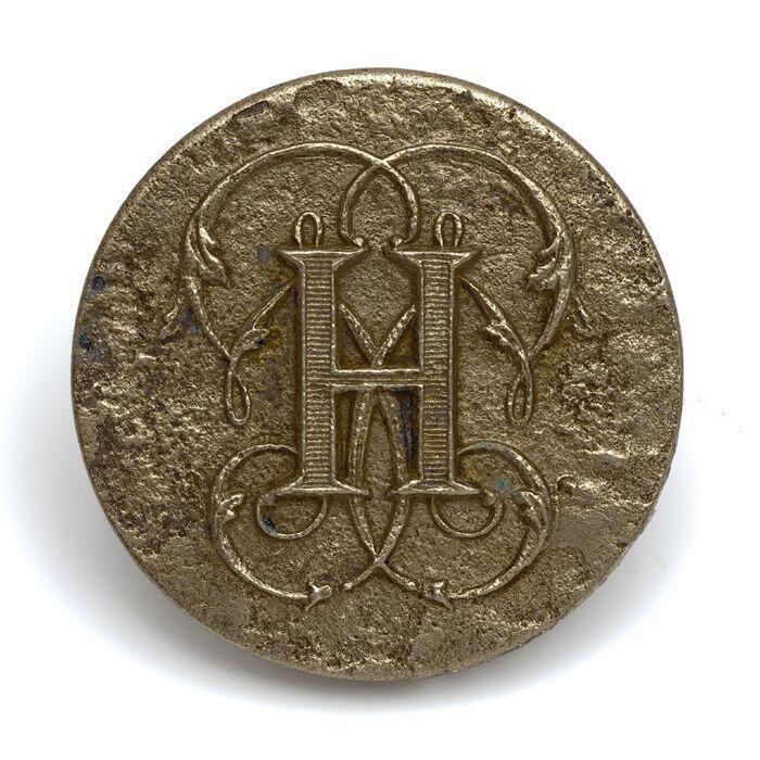 Ronde knoop met letter "H" in reliëf