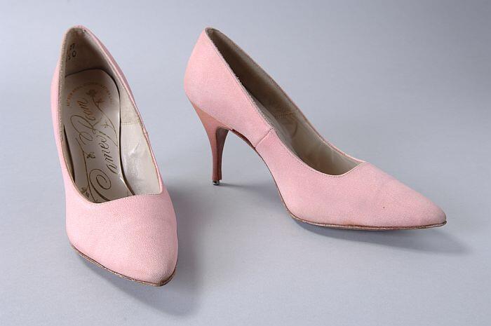 Roze satijnen pumps met zeer spitse neus en hoge naaldhak