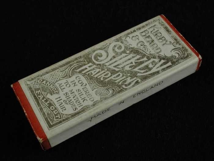 Dunne U-vormige metalen haarspeld met bruine zijdeomwikkeld, in originele verpakking, "Kirby Beard …