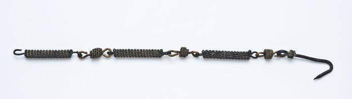 Koperen mantelsluiting, ketting met cilindervormige schakels en haak aan uiteinde