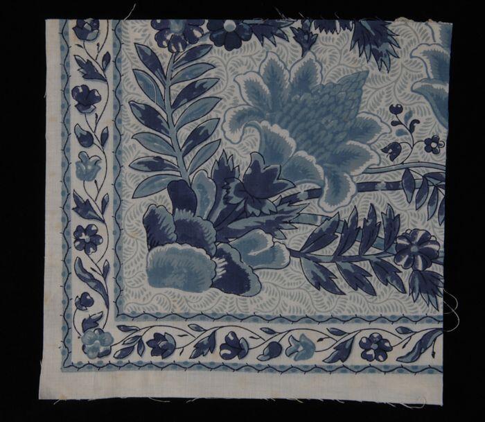 Stofstaal, katoen met dessin met bloemranken in tinen blauw, Kralingse katoenaatschappij, "2574"