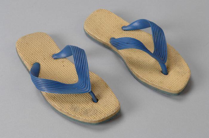 Blauw en witte kunststofkinder-teenslippers met Y-binding, bovenkant van zool wit, onderkant blauw