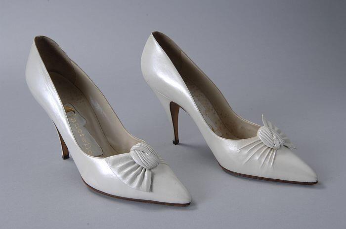 Witte leren pumps met parelmoerglans, sierstrik