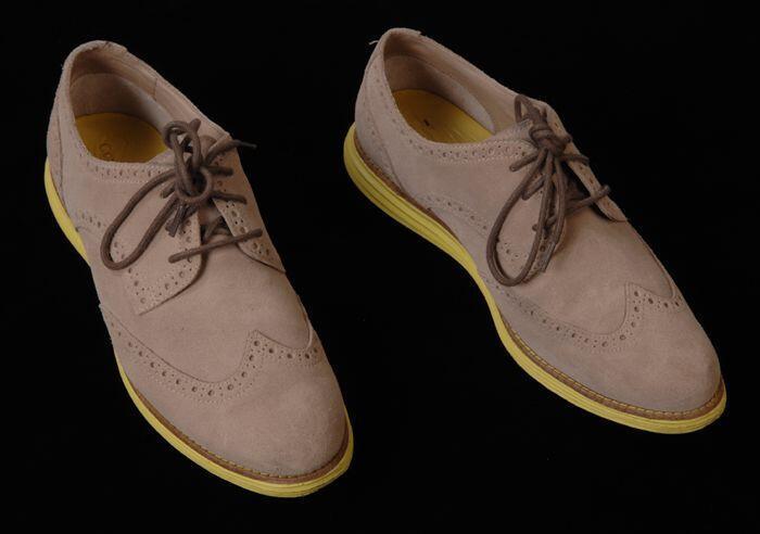 Beige suède damesschoenen met versiering van gaatjes