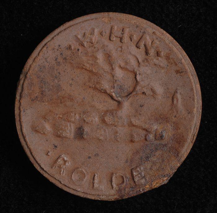 Eén van complete serie collectespeldjes van "W.H.N." (Winterhulp Nederland): ronde aardewerken…