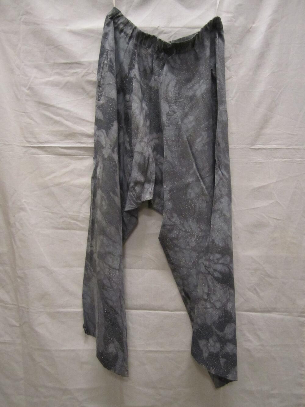 Broek van grijs kleurig rayon, gedessigneerd materiaal in drie kleuren grijs met witte spatjes,…