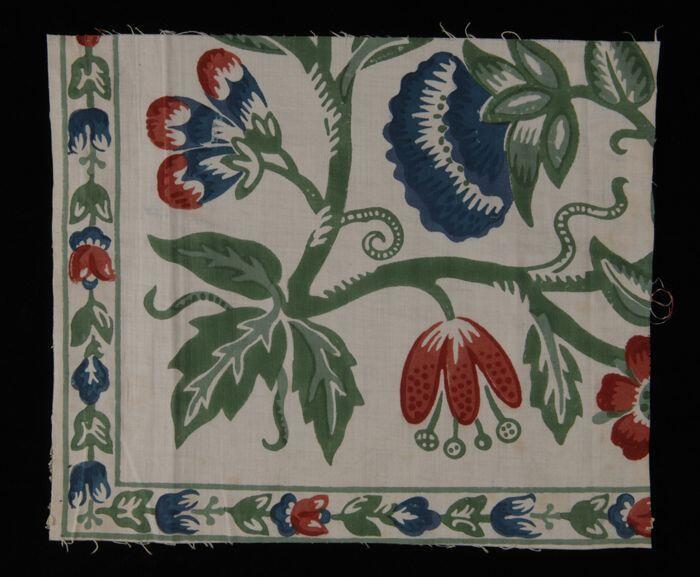 Stofstaal, katoen met dessin van bloemen en ranken in rood, blauw en groen, Kralingse…