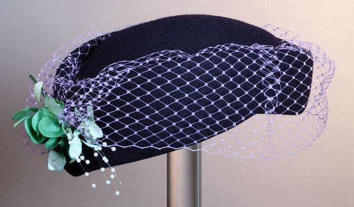 Dameshoedje, ovaal model zonder rand met verzonken bol, donkerblauw vilt met lila paars voile en…