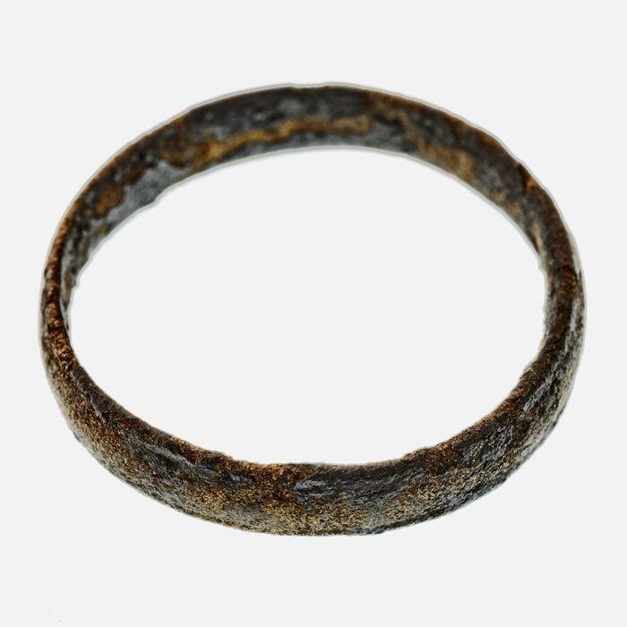 Koperen ring met twee omlopende groeven langs de randen